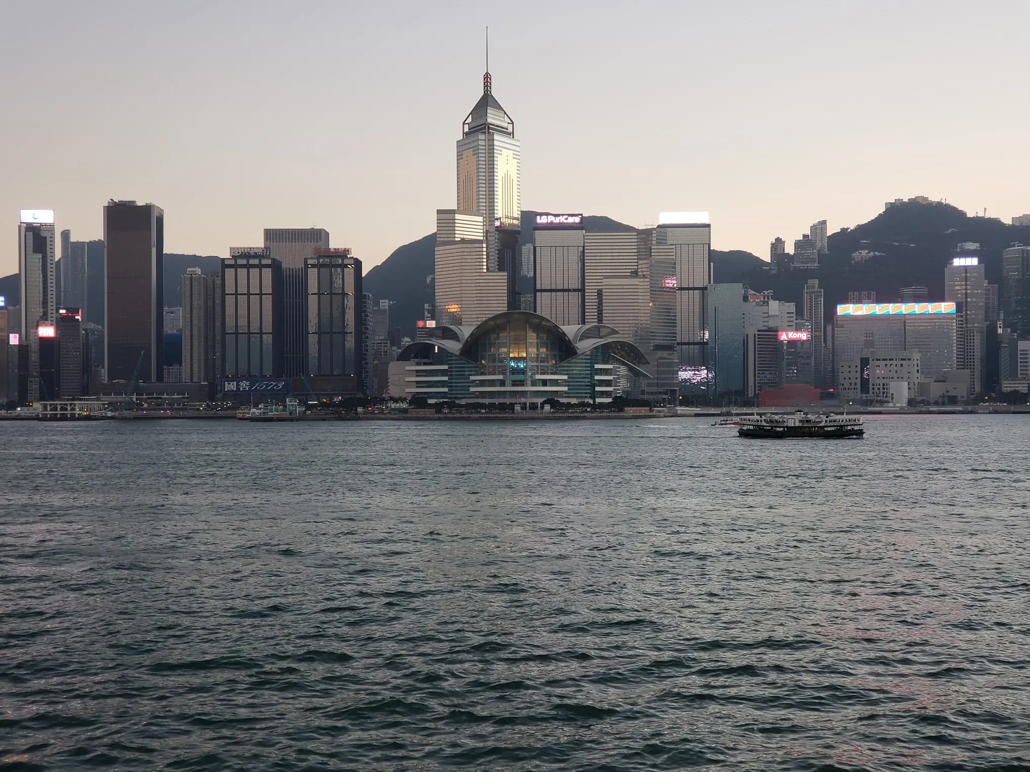 維港IMG 20200630 185801 351 國安法推「二次回歸」，港人感受不重要