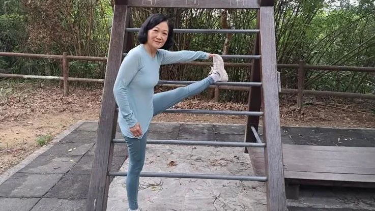 葉劉淑儀瑜伽褲壓腿