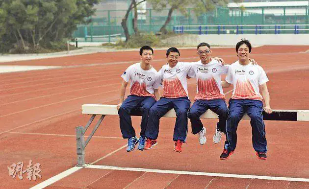 【香港人物】「神奇小子」蘇樺偉和他的奧運金牌兄弟 1 蘇樺偉(左起)、張耀祥、陳成忠和趙國鵬是1996年亞特蘭大殘奧會的英雄,他們為香港贏得首枚4×100米接力賽的金牌。(明報圖片)