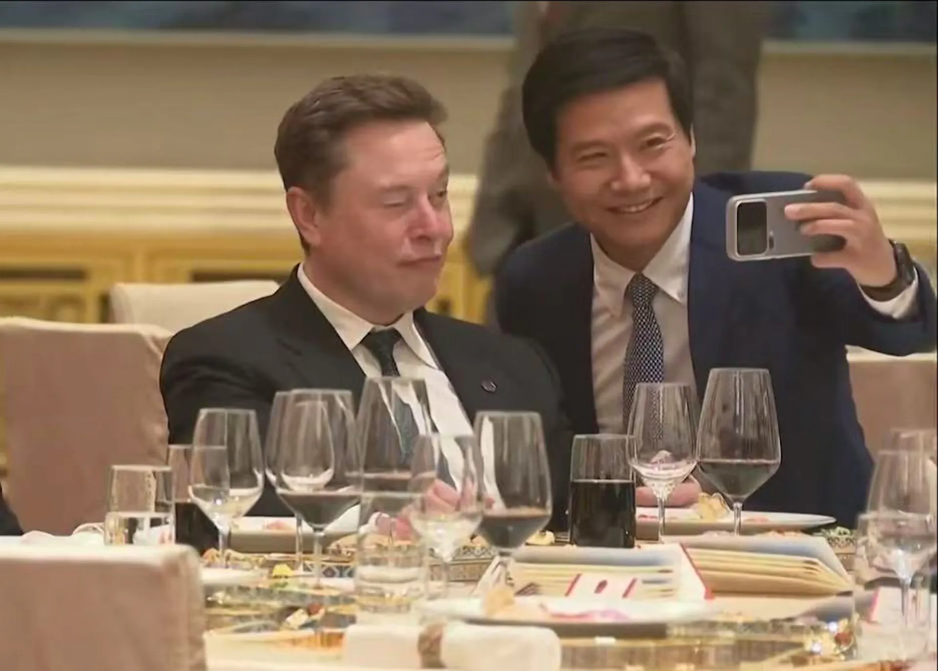 compress馬斯克雷軍 Lei Jun takes a selfie with Elon Musk
